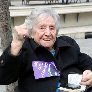 Una dona gran aixeca el braç a favor de la vaga feminista a Manresa