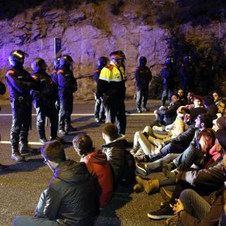 Els manifestants s'asseuen davant els mossos a l'AP-7 a Tarragona