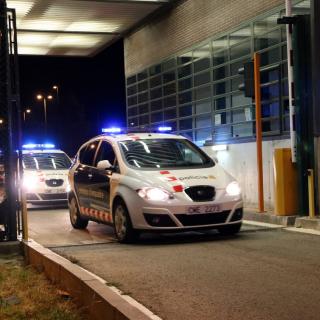 Els vehicles dels Mossos que han traslladat Dolors Bassa a la sortida a Figueres