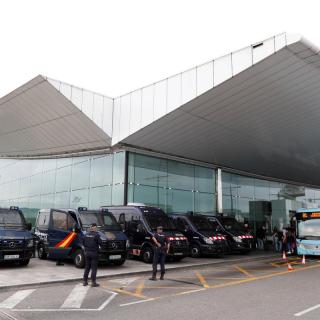 Agents de la policia espanyola i mossos fan guàrdia a l'aeroport del Prat