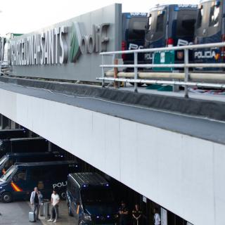 El terrat de l'estació de Sants, carregat de furgons policials