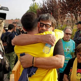 L'activista Joan Porras (Joan Bonanit) s'abraça a Jordi Pesarrodona, aquest dilluns a Lledoners