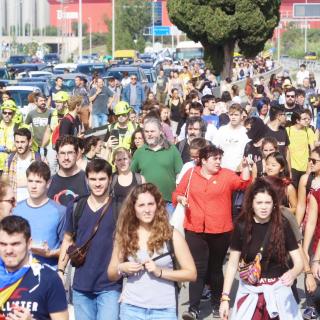 Un grup de manifestants es dirigeixen a l'aeroport de Barcelona, després de la sentència de l'1-O