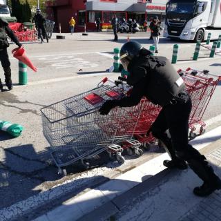 Els manifestants a la N-II col·loquen troncs, contenidors i tot tipus d’objectes que després els policies han de retirar