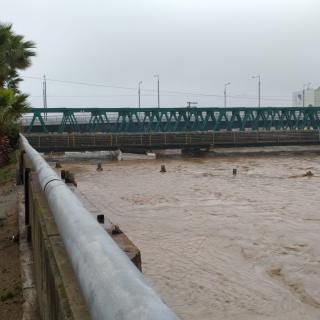 El pont del ferrocarril sobre el Besòs, a Sant Adrià, està al límit