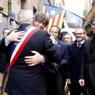 El president Carles Puigdemont abraça l'alcalde de Perpinypa Jean-Marc Pujol