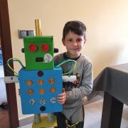 L'Aleix ha fet un robot amb materials reciclats
