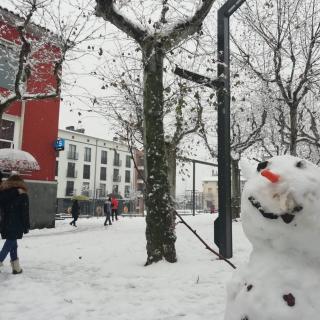 Un ninot de neu al centre d'Olot