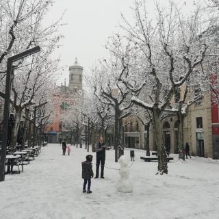 Veïns d'Olot gaudeixen de la nevada