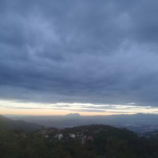 Día gris i plujós des de Sant Fost de Campsentelles, imatge panorámica Mirant la plana vallesana amb Montserrat i la Mola al fons.