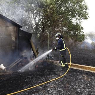 Bombers de Madrid treballen en un incendi declarat a l'àrea residencial de Las Tablas