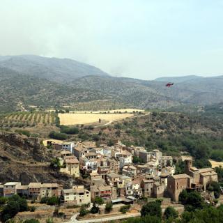 Un helicòpter sobrevola una zona cremada al municipi d'Alòs de Balaguer, a Artesa de Segre