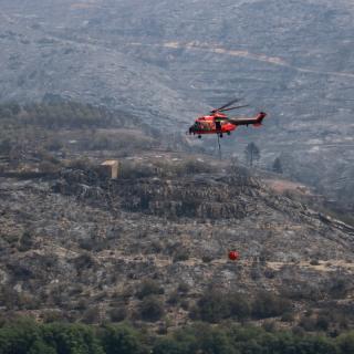 Un helicòpter treballa a l'incendi d'Artesa de Segre a la zona d'Alòs de Balaguer