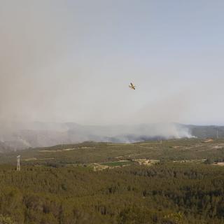Un mitjà aeri en les tasques d'extinció de l'incendi forestal d'Olivella, al Massís del Garraf