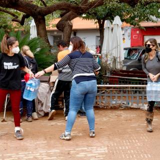 Cadena amb ampolles d'aigua a Aldaia