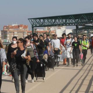 València. Voluntaris creuant el pont direcció la zona afectada