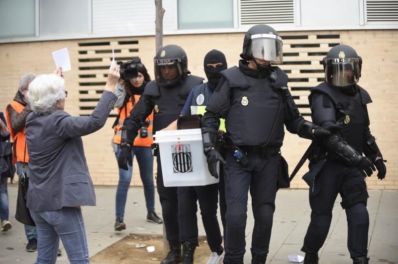 Noves imatges de la brutalitat de l'1-O des de les càmeres de la Policia  Nacional | Redacció | barcelona | Política | El Punt Avui