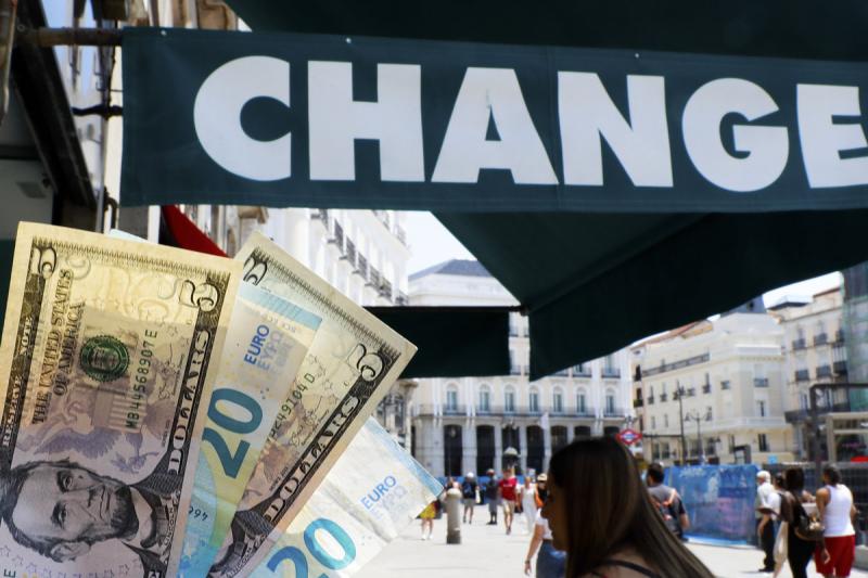L'euro assoleix la paritat amb el dòlar per primera vegada en 20 anys |  Agències | Brussel·les / Frankfurt (Alemanya) | Economia | El Punt Avui