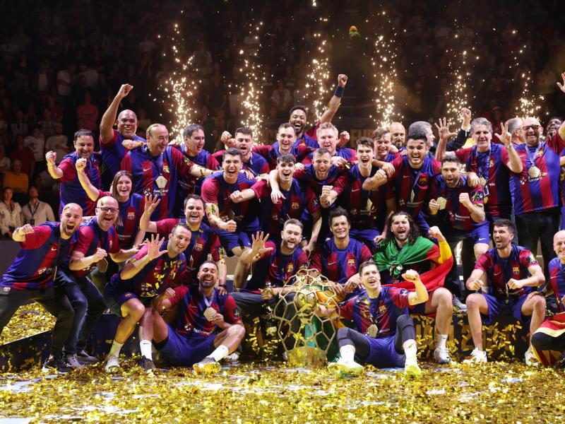 La plantilla del Barça, amb  el president Joan Laporta a la dreta, celebrant la consecució de la dotzena Champions