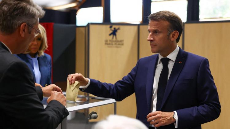 El president francès, Emmanuel Macron, votant aquest diumenge a les eleccions europees