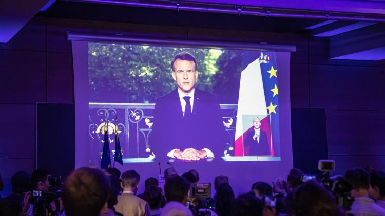 Militants i simpatitzants de Renaixement, seguint el discurs de Macron a la seu electoral del partit