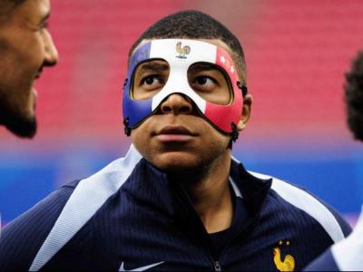 Mbappé, amb la bandera francesa a la màscara