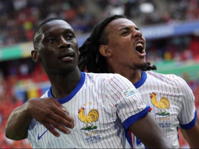 Randal Kolo Muani, amb Jules Koundé, celebrant el gol de la classificació
