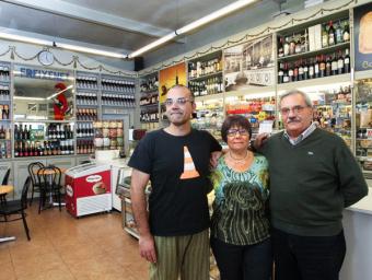 Juli Salvadó i els seus pares, Maria Rosa Isern i Enric Salvadó. Representen la tercera i quarta generació de la nissaga Jordi Puig