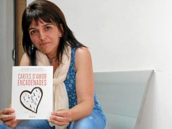 Dolors Puig-Alsina amb el llibre que acaba de publicar Sagi Serra