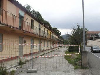 L’Ajuntament ha posat unes tanques per prohibir l’accés als habitatges de la colònia i ha tapiat les obertures de baix Jordi Puig