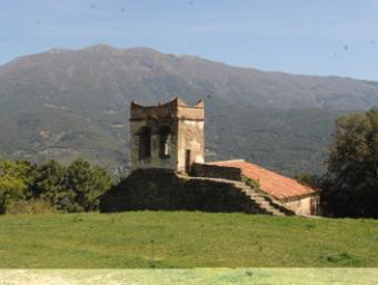 El Montseny amb l’ermita de Santa Susanna, a Sant Pere, en primer terme Ramon Ferrandis