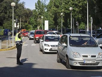 Un policia local regula el trànsit al carrer Baronia del Montseny aquest dimecres a l’entrada de les escoles Ramon Ferrandis