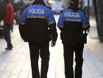 Una patrulla de la Policia Local de Montmeló patrullant pel centre del poble Griselda Escrigas
