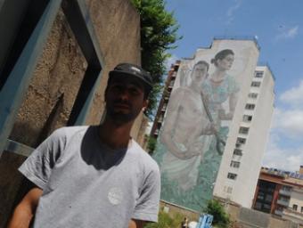 Aryz davant del mural que ha pintat a Granollers, al carrer Roger de Flor Ramon Ferrandis