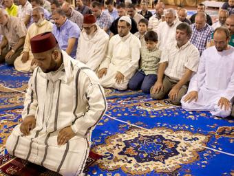 L’imam  Idriss Harnat dirigint la pregària de divendres, durant la celebració del ramadà a Torelló Marc Sanyé