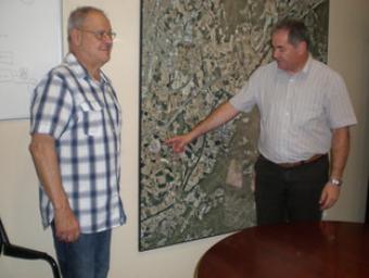 Joan Pujol, a l’esquerra, i Rafael Ros, amb un mapa del terme on assenyalen la presó