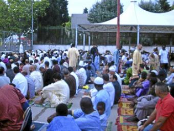 Els fidels musulmans d’Al Huda, al pati de l’escola Sant Jordi, aquest dilluns al vespre, el darrer dia del ramadà
