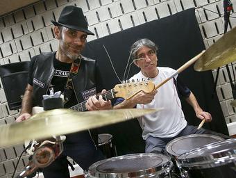Xavi Marín, a la guitarra, i Gabriel Beltrán, a la bateria, en un local d’assaig de Roca Umbert Xavier Solanas
