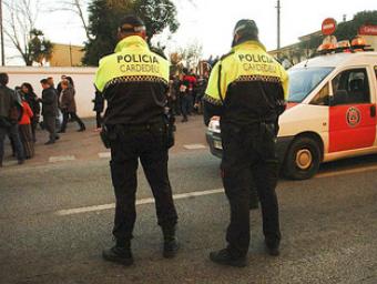Una patrulla de la policia local durant una cavalcada de Reis Ramon Ferrandis