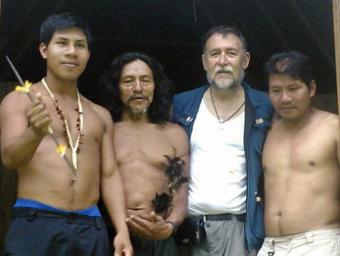 Boada amb uns indígenes de la zona de la selva de l’Equador on es fa la investigació