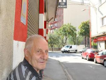 Jesús Herranz, al costat de la benzinera Can Benigno amb les persianes abaixades, al carrer Francesc Cambó