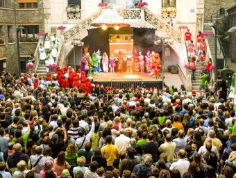 Moment de l’obertura de la festa amb la ’Invasió’, dijous passat a la plaça de l’Ajuntament Marc Sanyé