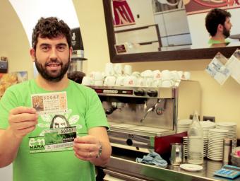 El propietari de la cafeteria L’Abadia, Jose Alguacil, amb les butlletes de la loteria nacional i de la grossa del número 50.047 Guillem Rico