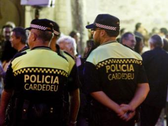 Un grup de policies al carrer durant un dels actes del primer dia de la festa major Griselda Escrigas