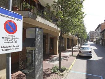 Des de dilluns passat, aquest cartell és present a tots els carrers on s’ha implantat la zona d’aparcament limitat gratuït  Jordi Puig 