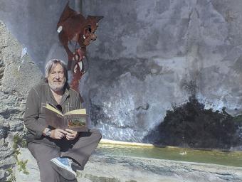 El regidor de Cultura i Turisme, Ramon Feixa, amb el seu conte en un dels punts on ja s’ha ubicat un drac de metall Isaac Muntadas