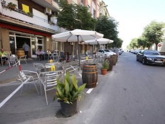 El bar Ca la Mari que ocupa part de la calçada amb la seva terrassa, a Mollet Xavier Solanas