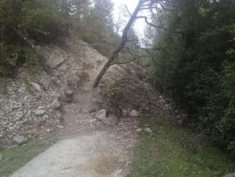 La via verda de la Ruta del Ferro va desaparèixer entre pedres, terra i arbres. Està tallada des del 6 de setembre Ruth Espuny