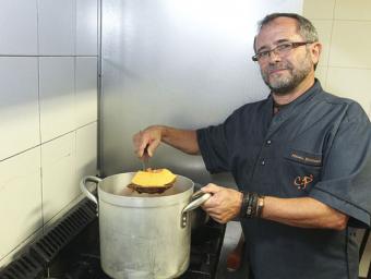 Miquel Bosqued preparant la sopa de carbassa del menú  Jordi Puig