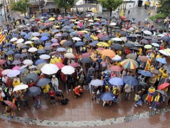 Panoràmica de la plaça de l’Església de la Garriga plena de gent i paraigües Ramon Ferrandis
